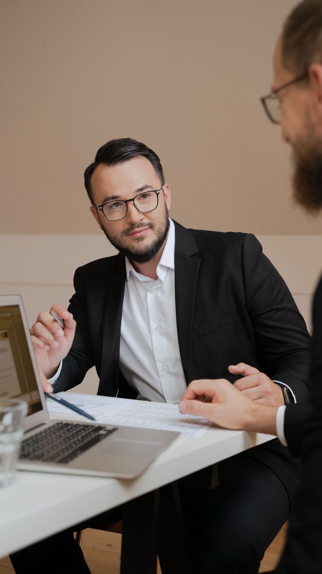 Expert-comptable du cabinet en rendez-vous avec un client
