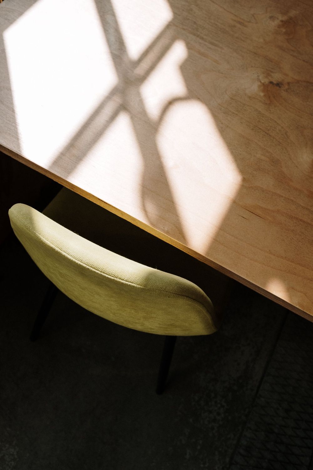Lumière de fenêtre sur une table en bois