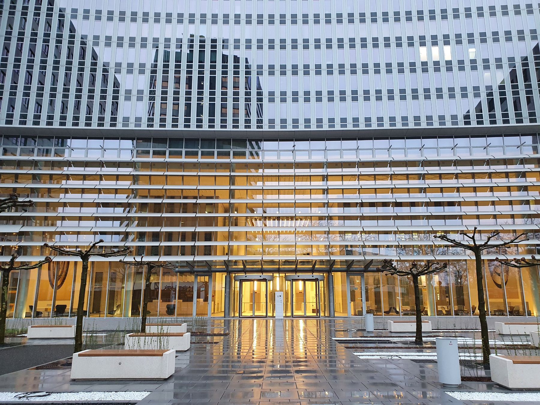 L’entrée de l’immeuble de nos bureaux, en fin de journée