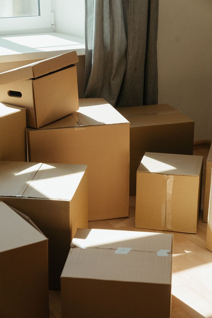 Des cartons de déménagement dans la lumière