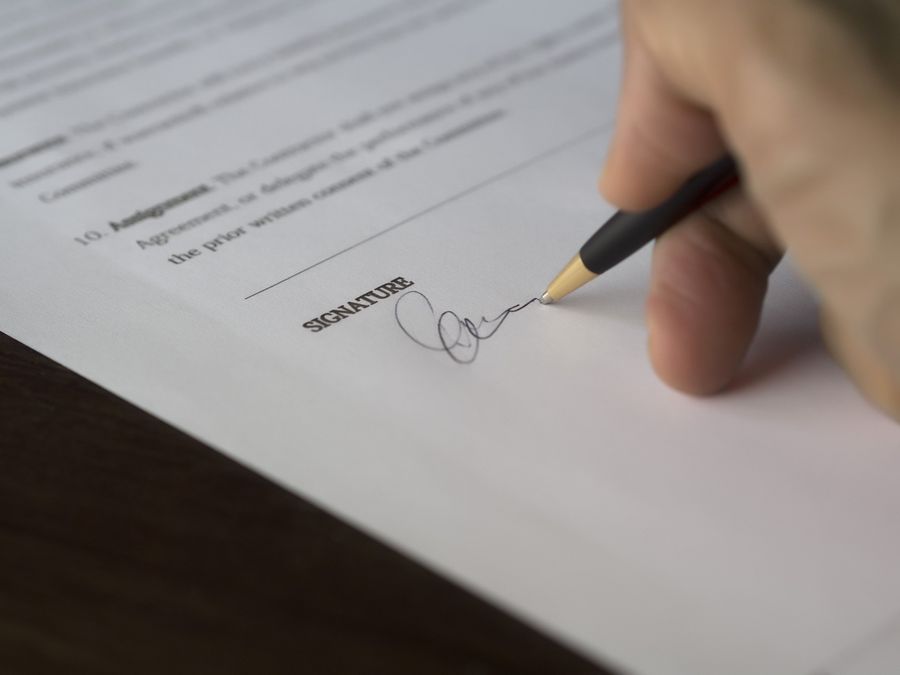 Une signature au bas d’un document