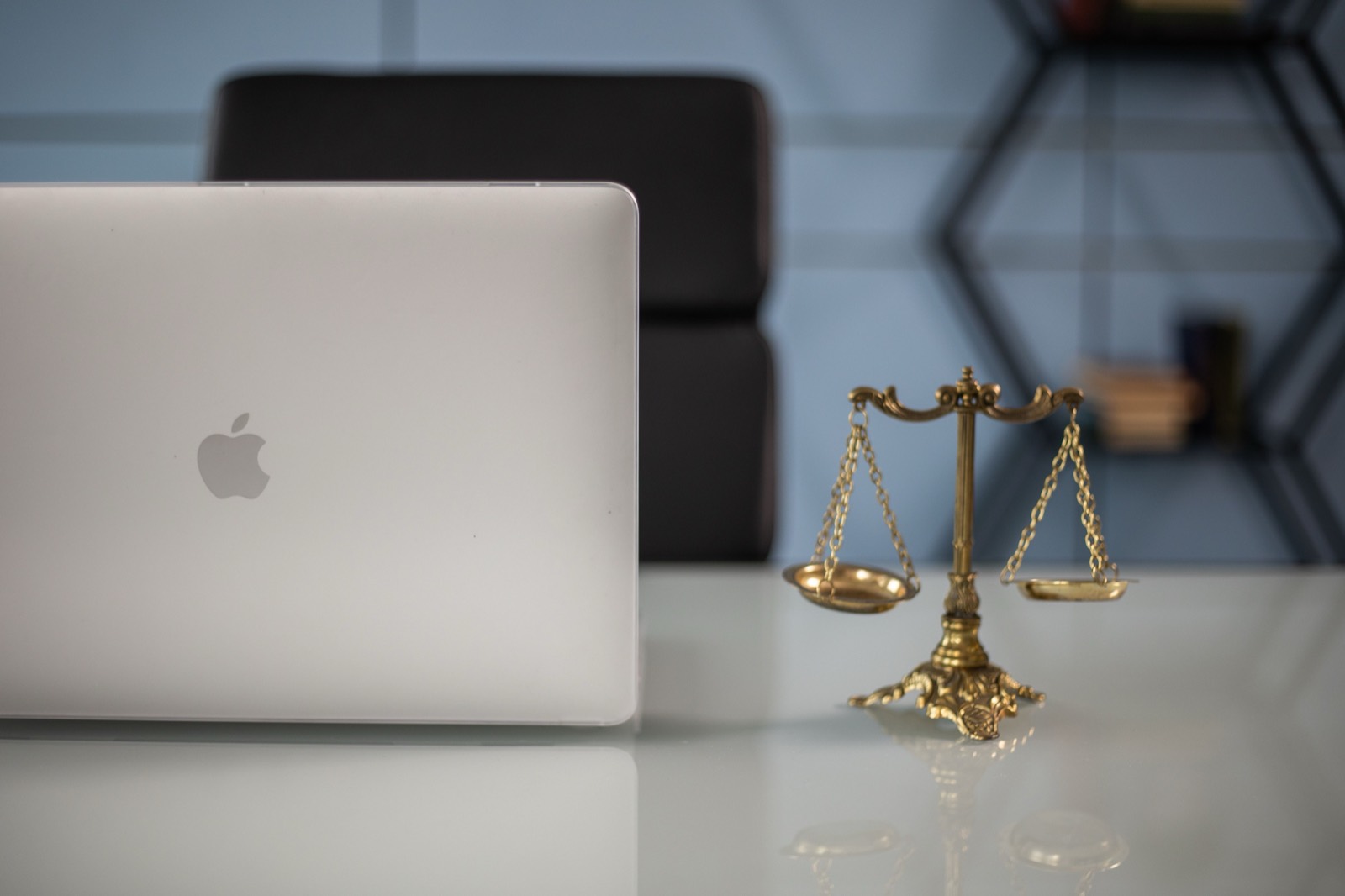 Balance de la justice posée à côté d'un ordinateur portable