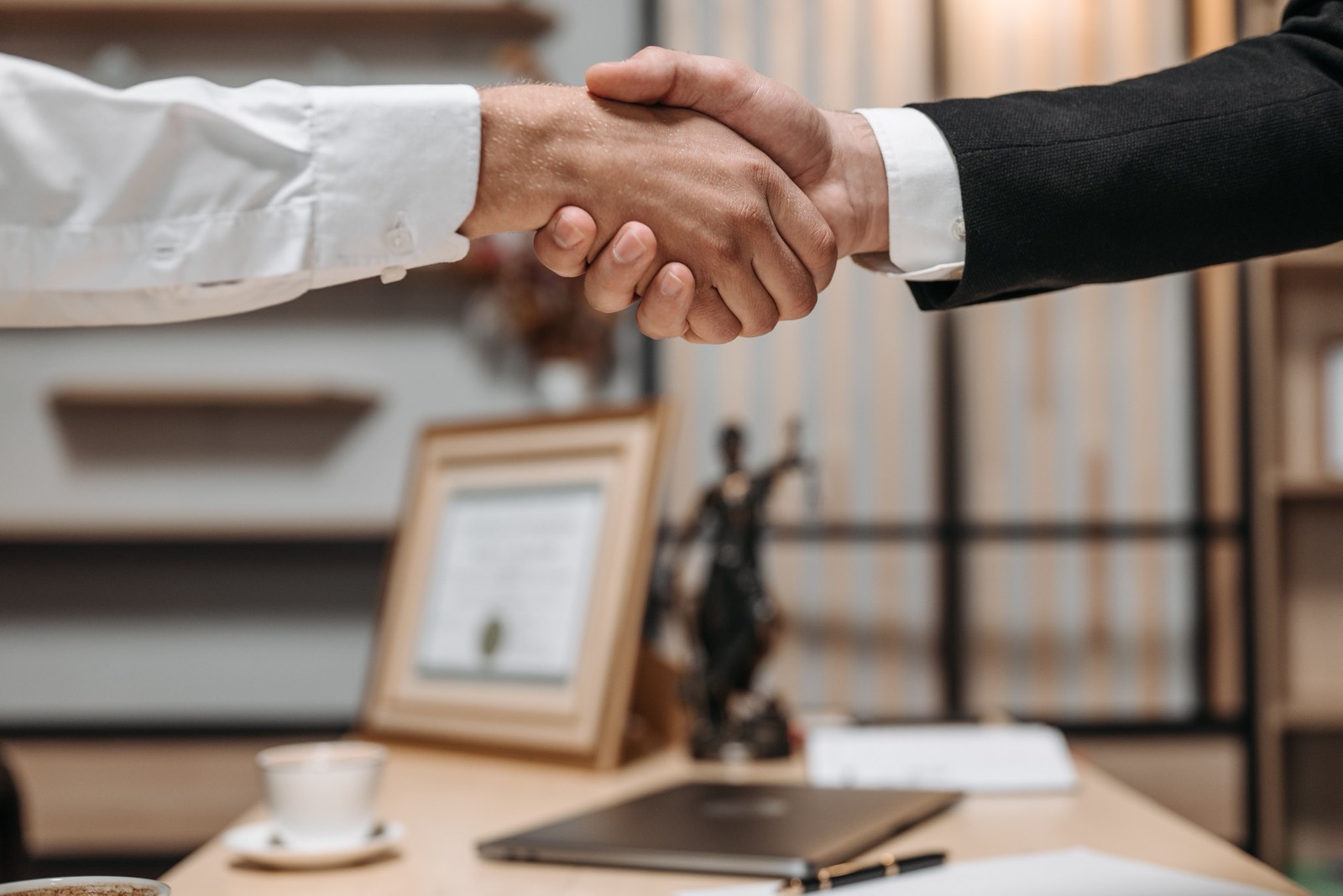 Poignée de main entre un notaire et son client